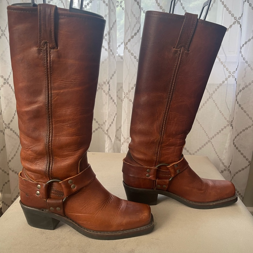 FRYE tall harness boot. NWOT Brown leather. Size 7M.